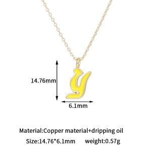 Detalle del colgante letra Y en esmalte amarillo con baño de oro de 14K y cadena
