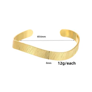 Dettaglio del bracciale dorato largo 8mm con strisce e diametro di 60,6mm