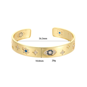 Dettaglio del bracciale placcato oro 14K con occhio di Allah blu e accenti di stelle