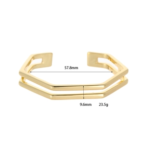 Bracciale rigido geometrico in oro lucido con dimensioni del diametro interno e larghezza