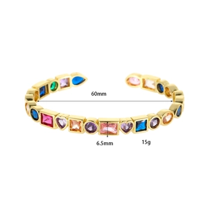 Dettaglio del bracciale con zirconi colorati, diametro 60mm e larghezza 6,5mm
