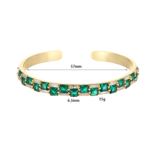 Dettaglio del bracciale a C placcato oro 14K con gemme verdi e zirconi bianchi, diametro di 57mm