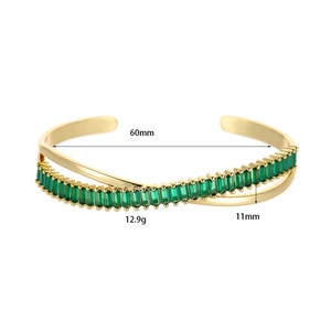 Dettaglio del bracciale a doppio strato placcato oro 14K con zirconi verde smeraldo