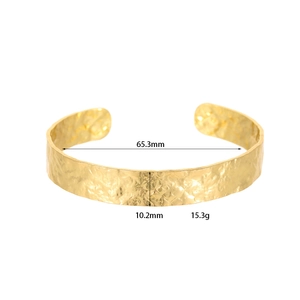 Dettaglio del bracciale rigido placcato oro 14K con finitura martellata e dimensioni