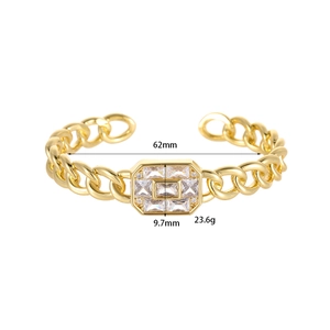 Dettaglio del bracciale a catena dorato con diametro interno di 62mm e peso di 23,6g