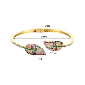 Vista dettagliata del bracciale a foglia d'oro con dimensioni e zirconi colorati