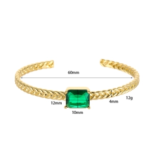 Dettaglio del bracciale rigido dorato con zircone verde e misure del prodotto
