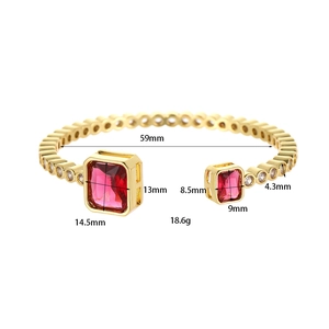 Dettaglio del bracciale placcato oro 14K con pietre rosse sfaccettate e pavé di zirconi