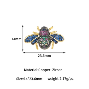 Dettaglio macro di un ciondolo ape in zircone colorato con base in rame e dimensioni