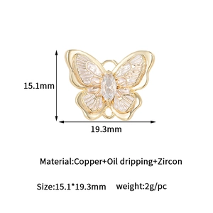 Λήψη macro από χάλκινο μενταγιόν πεταλούδα 15,1x19,3mm με λευκό σμάλτο και ζιργκόν