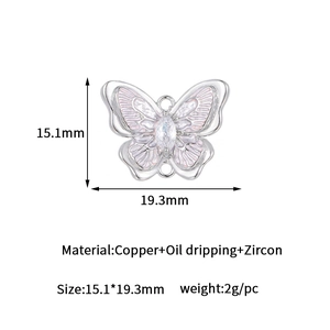 Λεπτομέρεια macro μενταγιόν πεταλούδα 15,1x19,3mm με ροζ σμάλτο και ζιργκόν μαρκίζ