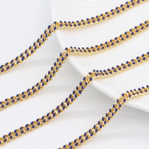 Dettaglio della catena barbazzale dorata con accenti in smalto blu scuro e finitura lucida