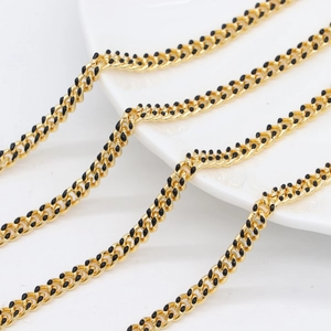 Dettaglio della catena a maglie dorate con punti in smalto nero per creazione gioielli
