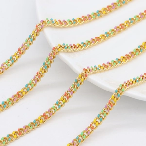 Dettaglio catena a maglie dorate con punti di smalto colorati per accessori gioielli DIY