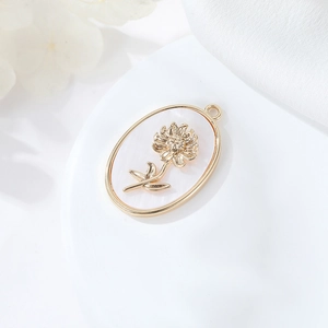 Ciondolo ovale placcato oro 14K con madreperla bianca e charm girasole in 3D