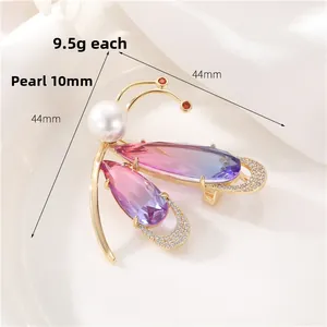 Vue macro détaillée d'une broche libellule avec perle de 10mm et gemmes violettes