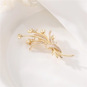 Broche fleur dorée élégante ornée de cristaux scintillants sur un plateau en céramique