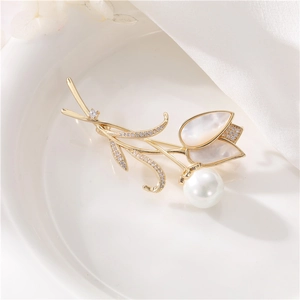 Broche tulipe élégante avec pétales en nacre et accent de perle blanche raffinée