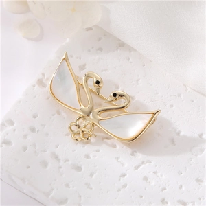 Élégante broche double cygne plaquée or 14K avec incrustation de nacre et accents floraux