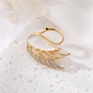 Broche cygne élégante en or 14K avec nacre et cristaux de zircon scintillants