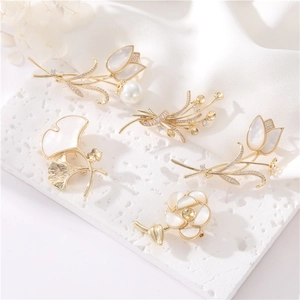 Broche Élégante en Forme de Fleur de Feuille de Ginkgo Tulipane pour Femmes Costume Robe Plaquée Or Cuivre Strass Perle Artificielle Coquillage Bijoux