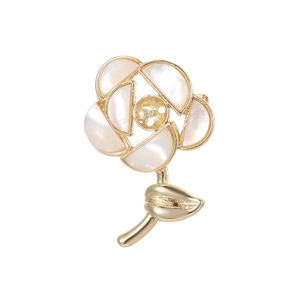 Élégante broche tulipe dorée avec pétales en nacre blanche sur fond blanc immaculé