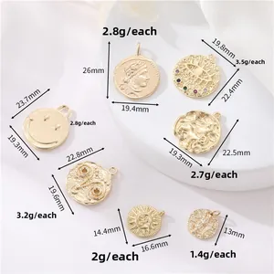 Dimensions et poids détaillés pour les breloques en or 14K avec soleil, lune et œil