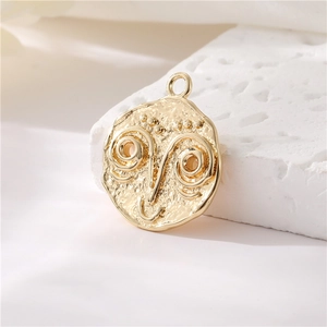 Ciondolo a moneta placcato oro 14K martellato con design astratto dell'occhio su pietra