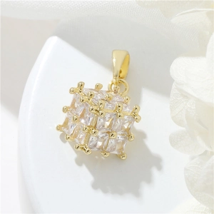 Colgante de cubo bañado en oro de 14K con circonitas de corte baguette para collar