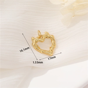 Makroaufnahme von 17mm Gold-Herzanhänger mit Seiltextur und präzisen Größenmaßen