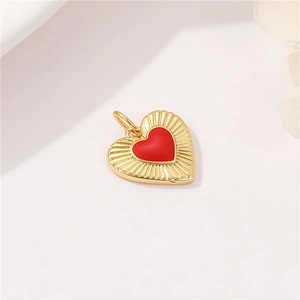 Goldener Herzanhänger mit roter Emaille und Sonnenstrahlmuster für DIY-Schmuck