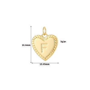 Gedetailleerd beeld van 14k gouden hart hanger met reliëf letter F en de afmetingen