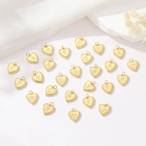 26-delige set 14k gouden hartvormige letterhangers A-Z met sierlijke milgrain rand