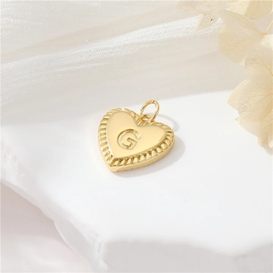 Gepolijste 14k gouden hartvormige hanger met reliëfletter G en vintage zonnestralen