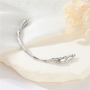 Minimalistisches 14K Gold Armband mit unregelmäßigem flüssigem Metalldesign und Spiegelglanz