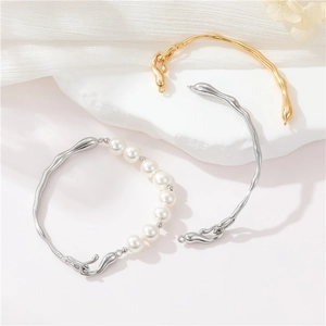 14K Gold Minimalistisches Lavastil-Armband mit Perlen auf weißem Steinsockel