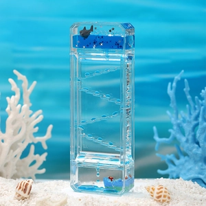 Sablier liquide sur le thème marin avec huile bleue, requin miniature et paillettes