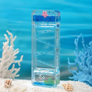 Détail du minuteur à mouvement liquide avec gouttes bleues et modèle de navire miniature