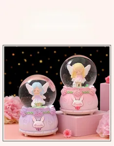 Détail de boules de cristal roses et violettes avec fées anges et bases sculptées