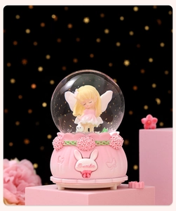 Détail de la boule de cristal de fée rose avec une fille aux cheveux dorés et ailes