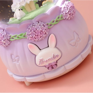 Socle de boîte à musique boule de cristal lavande avec fleurs en résine et lapin