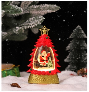Gros plan d'une lanterne de Noël en forme de sapin avec Père Noël et lumière LED chaleureuse
