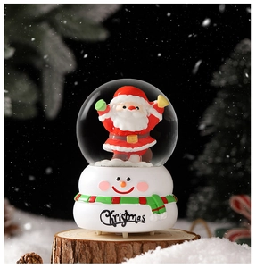 Détail d'une boule à neige Père Noël avec socle bonhomme de neige décor de Noël