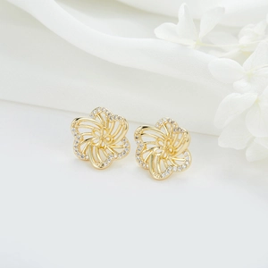 Dettaglio ravvicinato di orecchini a cuore a vento in oro 14k con intarsi in zircone