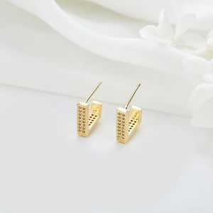Orecchini a cerchio rettangolari placcati oro 14k con micro-zirconi su seta bianca