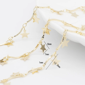 Détail de la chaîne à pendentif étoile plaquée or 14K avec marquages de dimensions précis