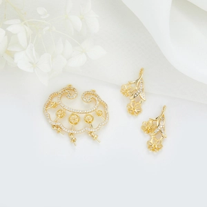 Detail van 14k goud vergulde Ruyi slot en bloem hangers met micro-pave zirkonia stenen