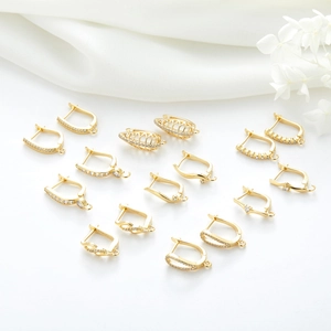 Gros plan de boucles d'oreilles créoles S925 plaquées or 14k avec zircone pour bijoux DIY
