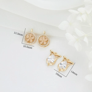 Λεπτομερής όψη των μενταγιόν λουλουδιών 14k με ζιργκόν για χειροποίητα κοσμήματα DIY
