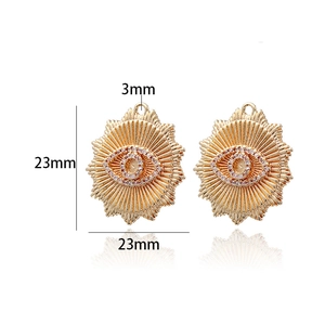 Détail du pendentif Œil de Mauvais œil doré avec zircons et échelle de taille 23 mm